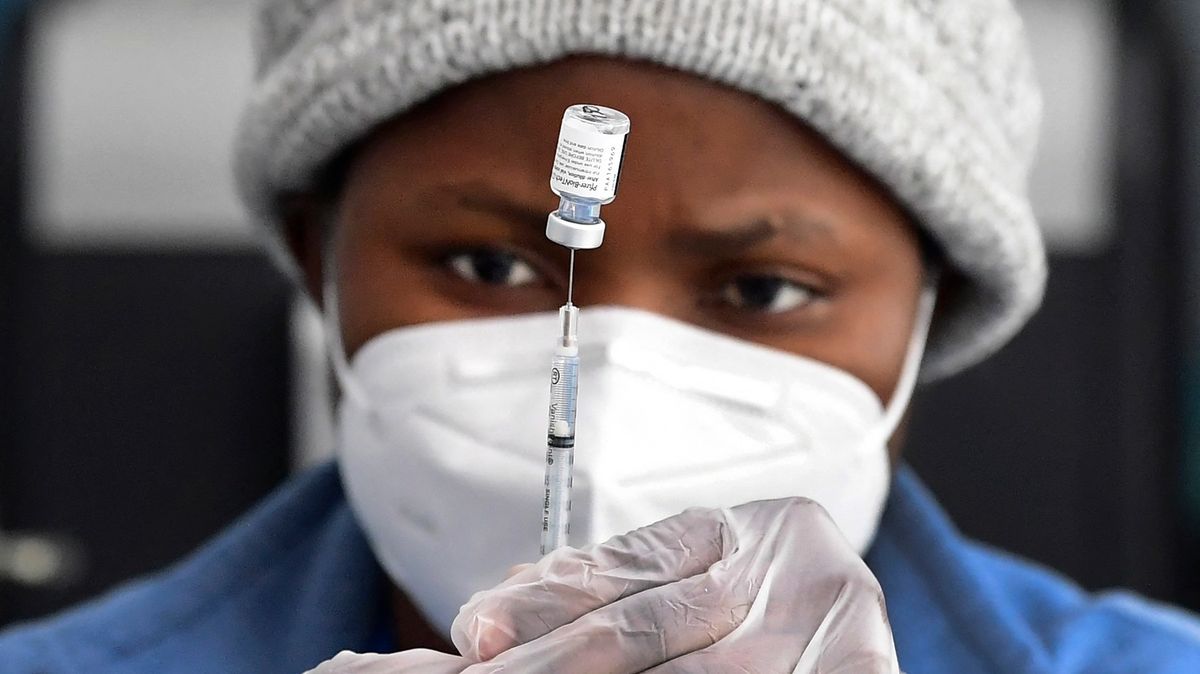 Biden: Očkovaní Američané se mohou setkávat venku bez roušek